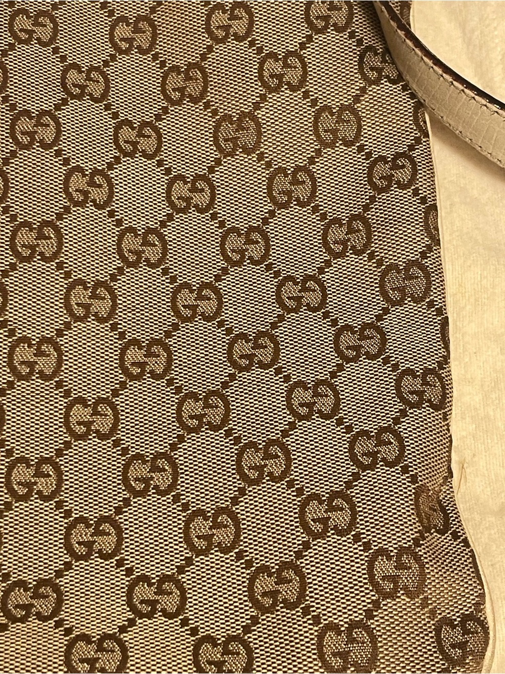 Gucci Crossbody with COA and two bag charms - Picture 4 of 16
